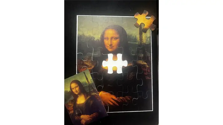 Missing Piece (Mona Lisa) Parlor od Paula Romhanyho a Connie Boyda (tašky sa môžu líšiť) Missing Piece (Mona Lisa) Parlor od Paula Romhanyho a Connie Boyda (tašky sa môžu líšiť)